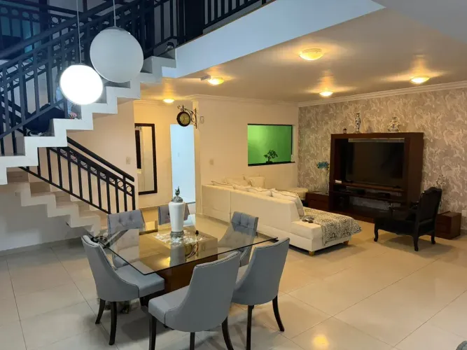 Casa para aluguel tem 300 metros quadrados com 4 quartos
