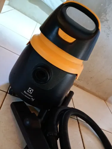 Aspirador Electrolux aspira água e pó, pouco usado em boas condições.