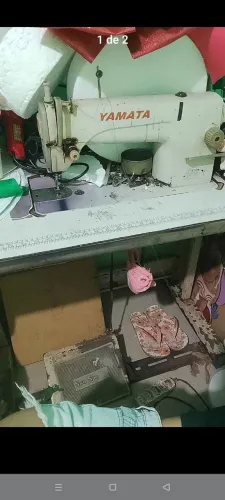 Máquina de costura reta yamata.