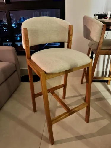 Banqueta Alta de Madeira com Encosto Estofada