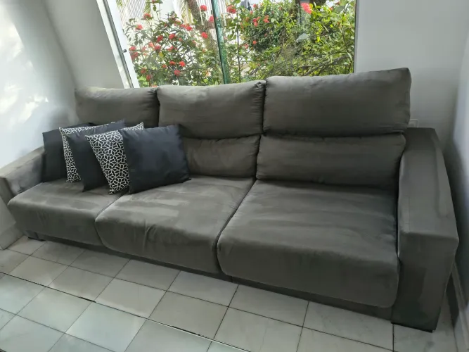 Sofá chaise, 3 lugares na côr CINZA escuro, todos assentos retráteis e encostos reclinave