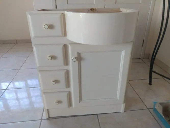Balcão de banheiro compacto