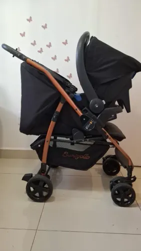 Carrinho de bebê Burigotto com bebê conforto