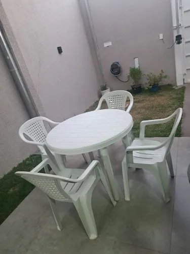 Mesa com 4 Cadeiras de Plástico com apoio de braço