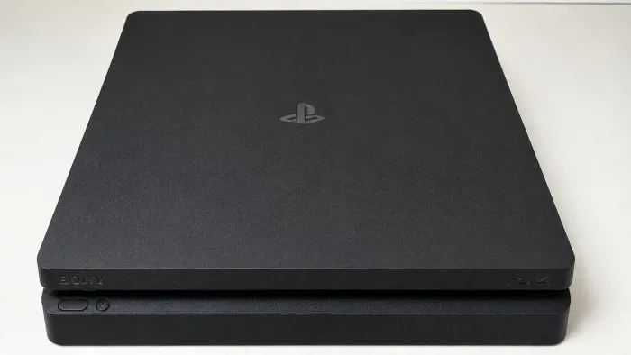 PLAYSTATION 4 SLIM 500GB + 2 CONTROLES