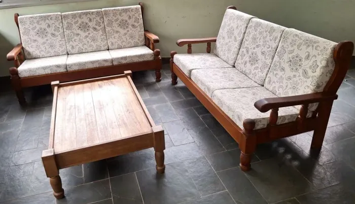 Vendo conjunto de 2 sofás de 3 lugares e 1 mesa de centro