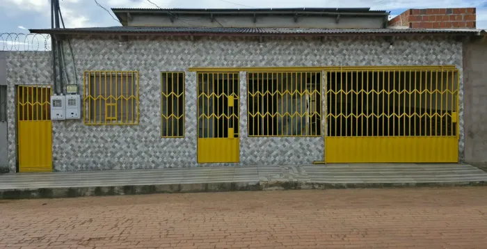 Vende-se Casa com Apartamento e Ponto Comercial