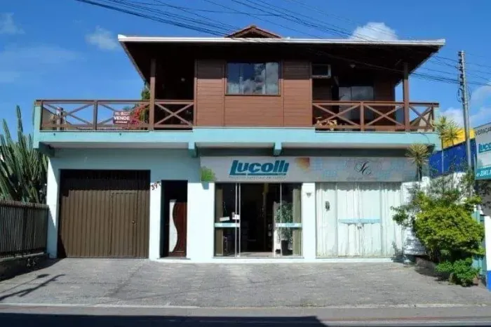 Sobrado com Sala Comercial no Bairro Cordeiros - Itajaí REF: CO 1675