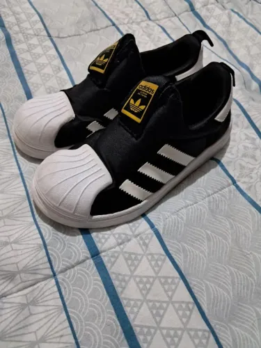 Tênis Adidas infantil tamanho 30, super confortável 