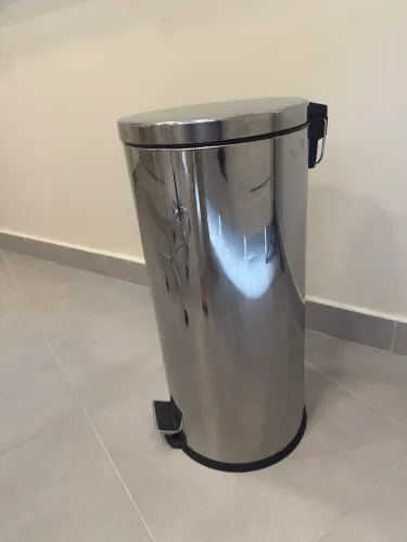 Lixeira inox com pedal e balde interno - aprox. 30 litros