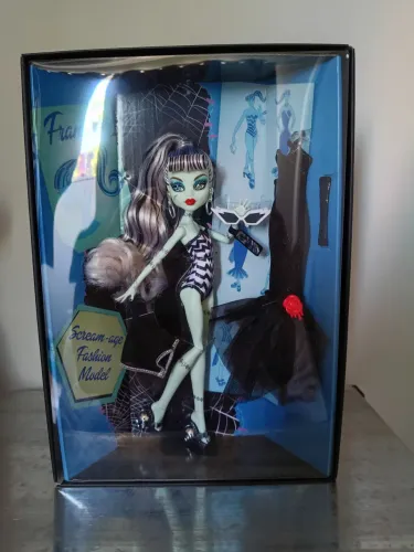 Monster High Skullector Frankie Stein vs Barbie