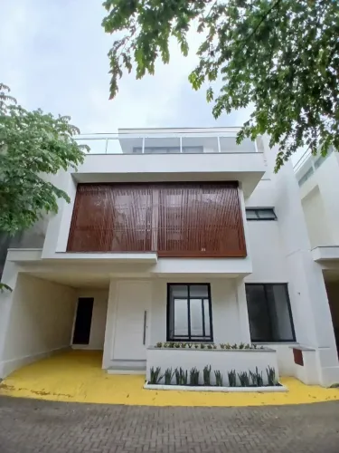 Casa Triplex em condomínio na praia de Cambury - São Sebastião. A 200m da praia.