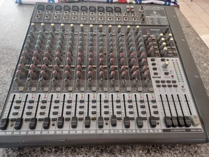 Mesa de som Behringer Xenix 2442 Fx