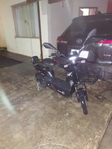 vendo moto eletrica com a bateria viciada preço de banana