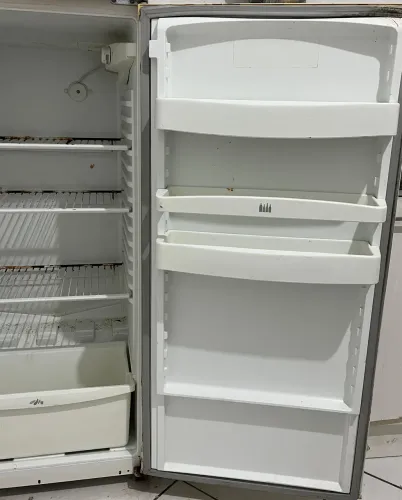 Geladeira gelo seco e cama box solteiro