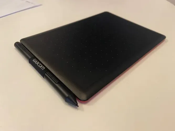 Mesa Digitalizadora One By Wacom CTL472, Pequena, Cor Preto e Vermelho