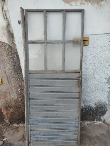 Vendo porta semi nova com fechadura