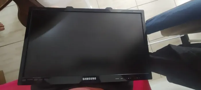 Vende-se televisão