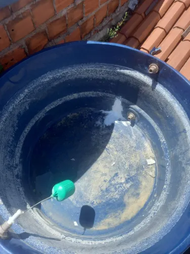 Caixa de água furada ou rachada