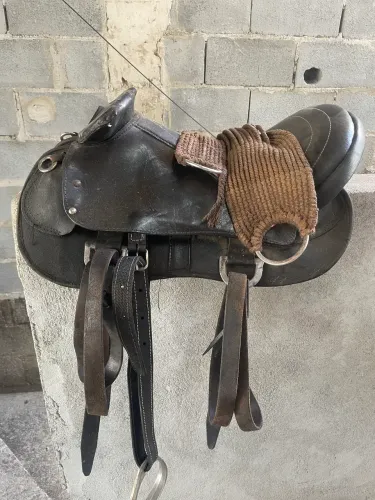 Vende se sela para cavalo