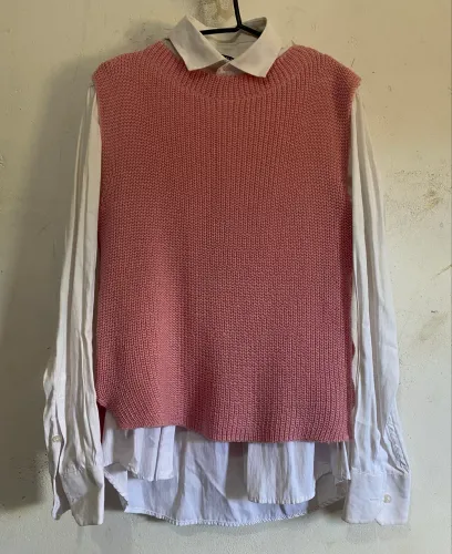camisa com sobreposição de colete de tricô 