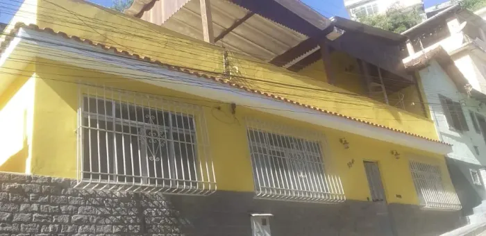 Encantadora casa com lareira no centro da charmosa Petrópolis, em discreta rua sem saída.