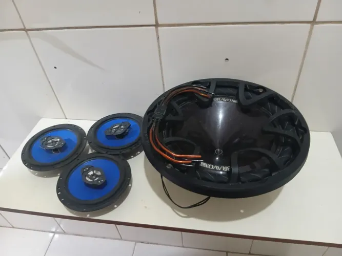 Vendo 1 alto falante de 12 e 3 pequenos