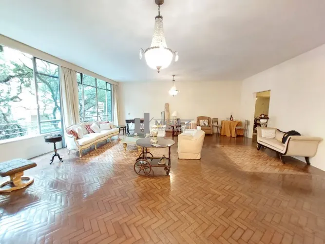 Amplo apartamento à venda em Copacabana com 3 quartos e 300 m²