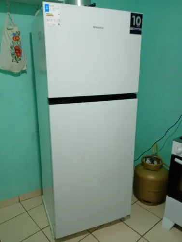 VENDE-SE GELADEIRA HISENSE BRANCA, DUPLEX, COM FREEZER NA PARTE SUPERIOR--- NOVINHA!