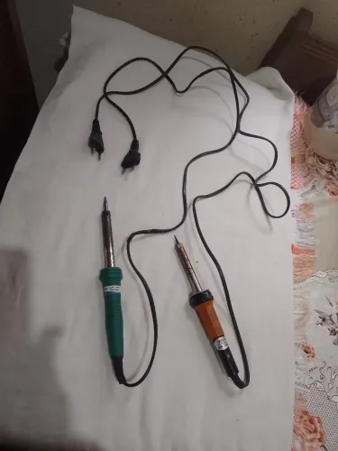 2 ferros de solda. Um 110V - e um 220V