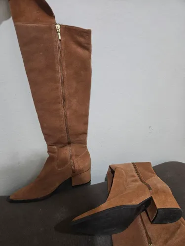 Bota cano alto over Luiza Barcelos