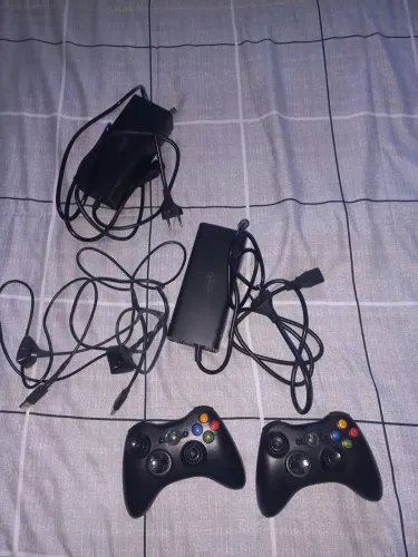 Controle, fonte e carcaça do Xbox 360