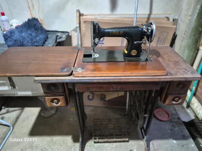 Máquina de costura antiga