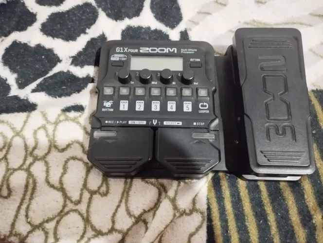 Pedaleira Zoom g1x four 