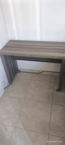 Mesa nova muito conservada