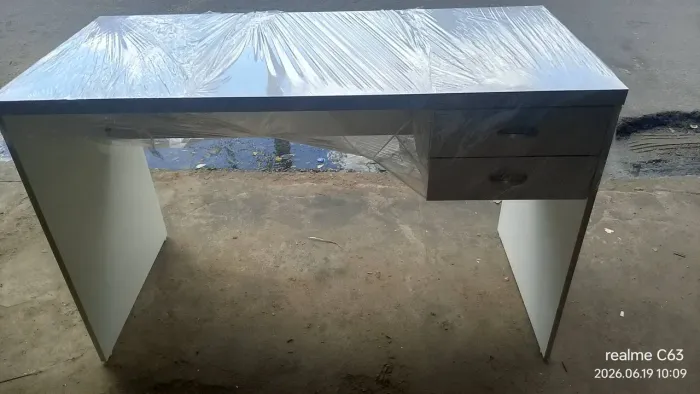 Mesa reta para escritório 