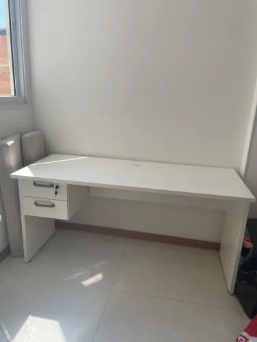 Mesa de escritório em perfeito estado