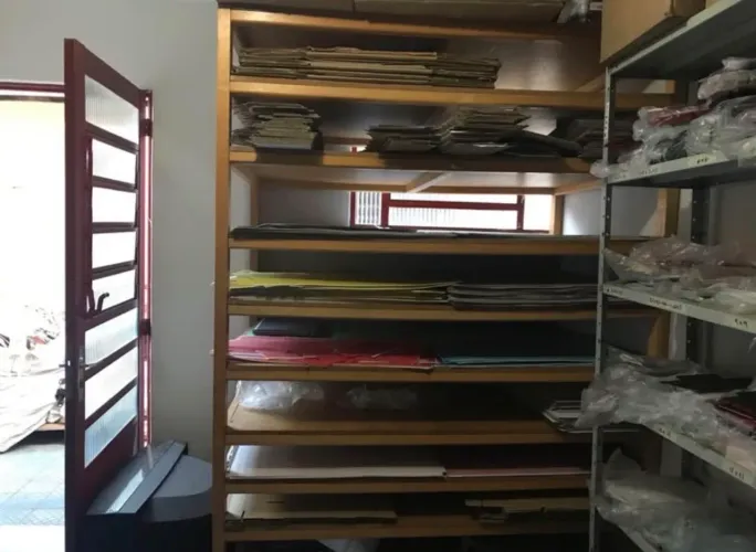 Prateleira de madeira para gráficas