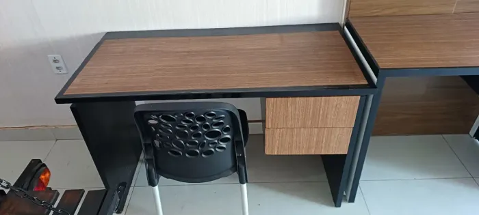 2 Mesas sendo uma (escrivania) top, com uma cadeira por R$500.00