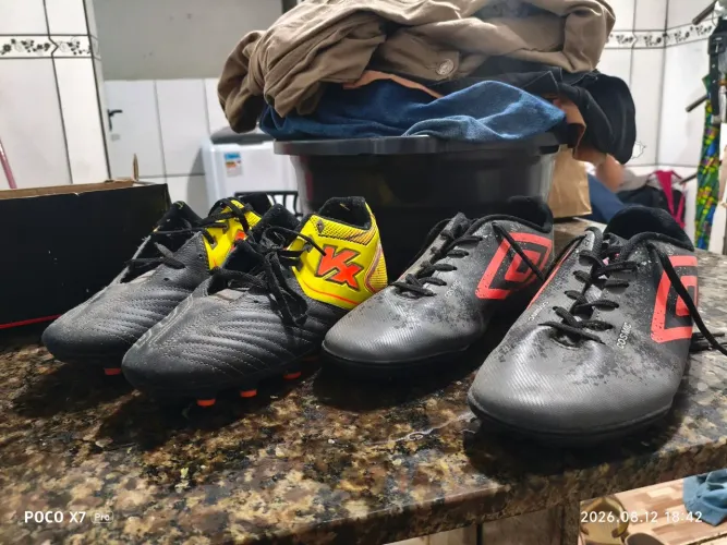2 Pares de Chuteiras