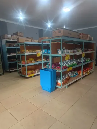 Vende-se prateleiras de meio