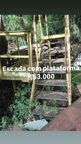 Escada Metálica Industrial com Plataforma - Estrutura Reforçada