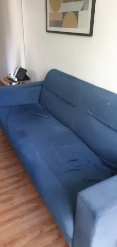 Sofá azul de veludo com 3 lugares