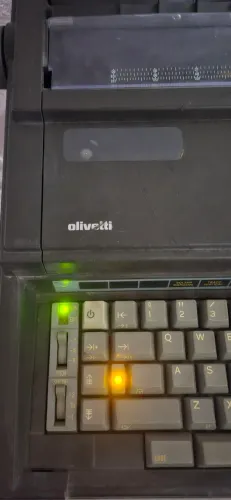 Máquina de escrever elétrica Praxis 201-II