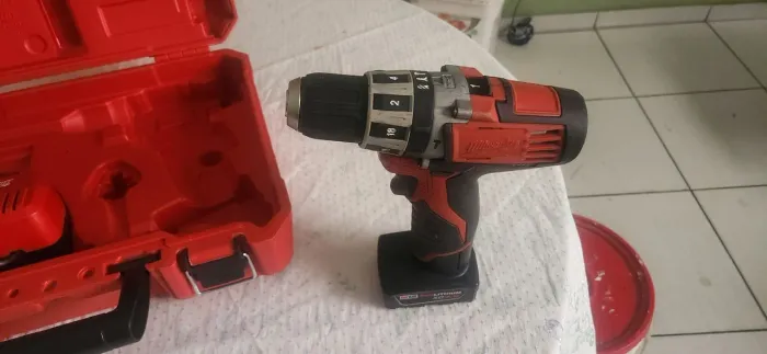 Parafusdeira milwaukee com impacto m12v