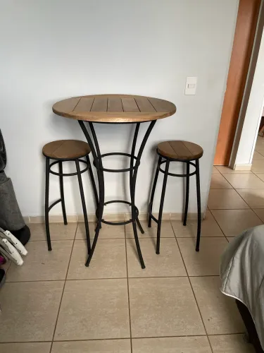 Conjunto Mesa Alta Bistrô e 2 Banquetas 