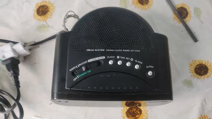 RADIO RELÓGIO SONY POUCO USO.