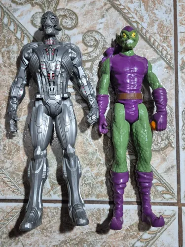 Bonecos Ultron e Duende Verde Hasbro em bom estado de conservação