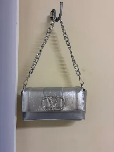 Bolsa social  e elegante ,na cor prata pra vc arrasar 
