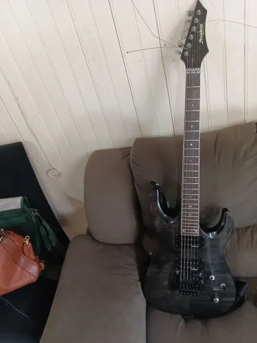 Vendo guitarra com ponte floyd rose usada
